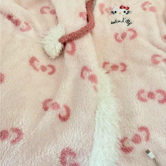 Hello Kitty Pink and White Robe - Picture 3 of 6